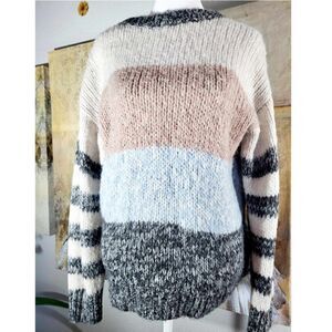 Used: American Eagle Knitted sweater Size M